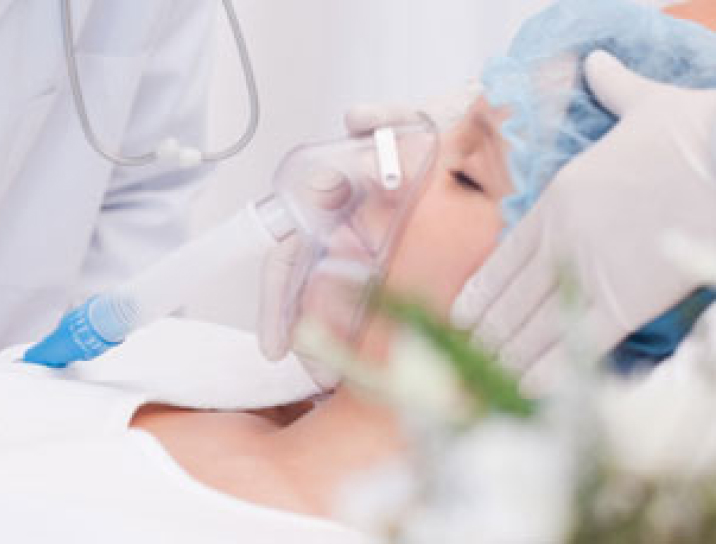 Patient*in erhält Narkose über Maske